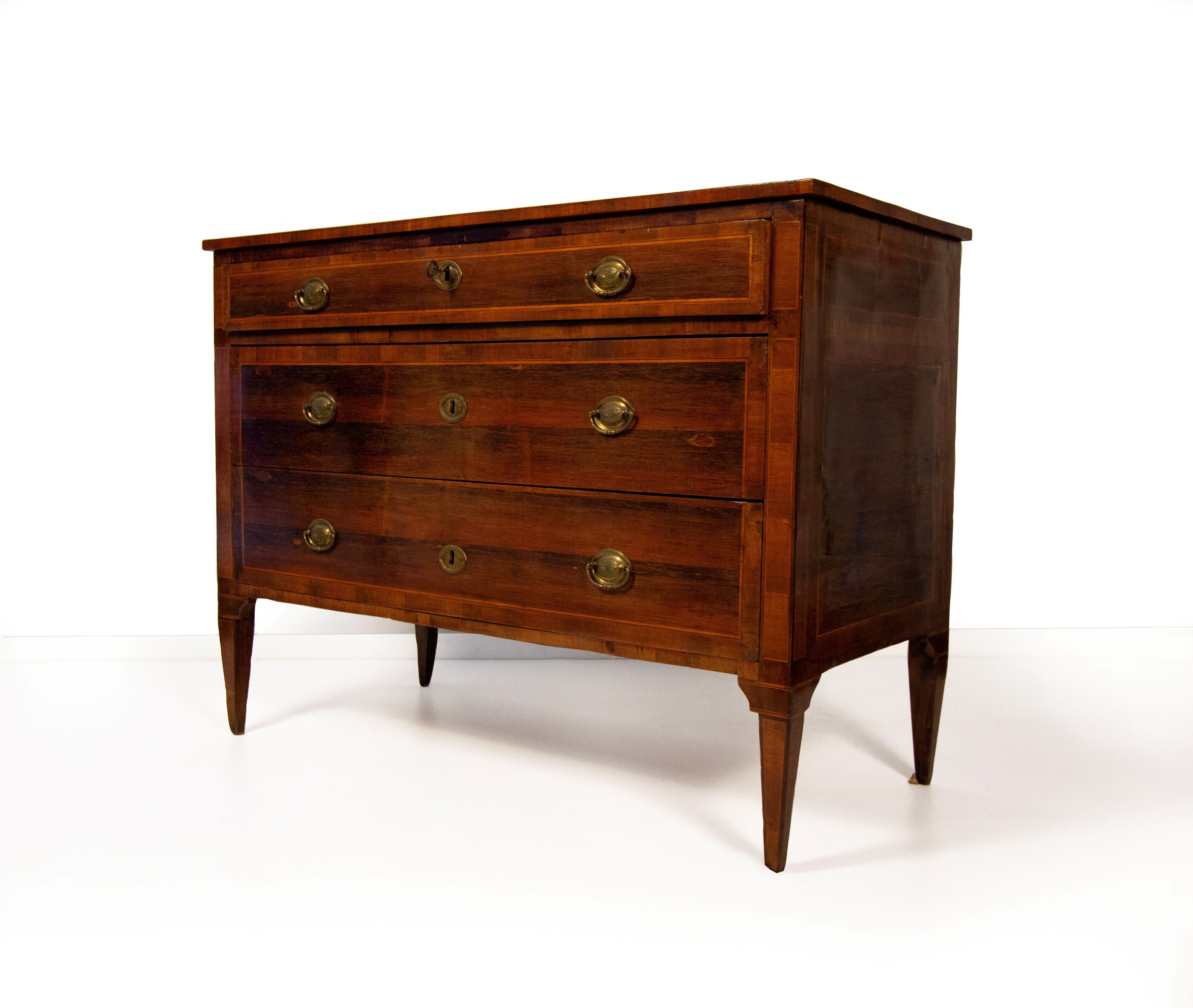 Cassettone lastronato in palissandro, bois de rose, bosso e amaranto e legni diversi