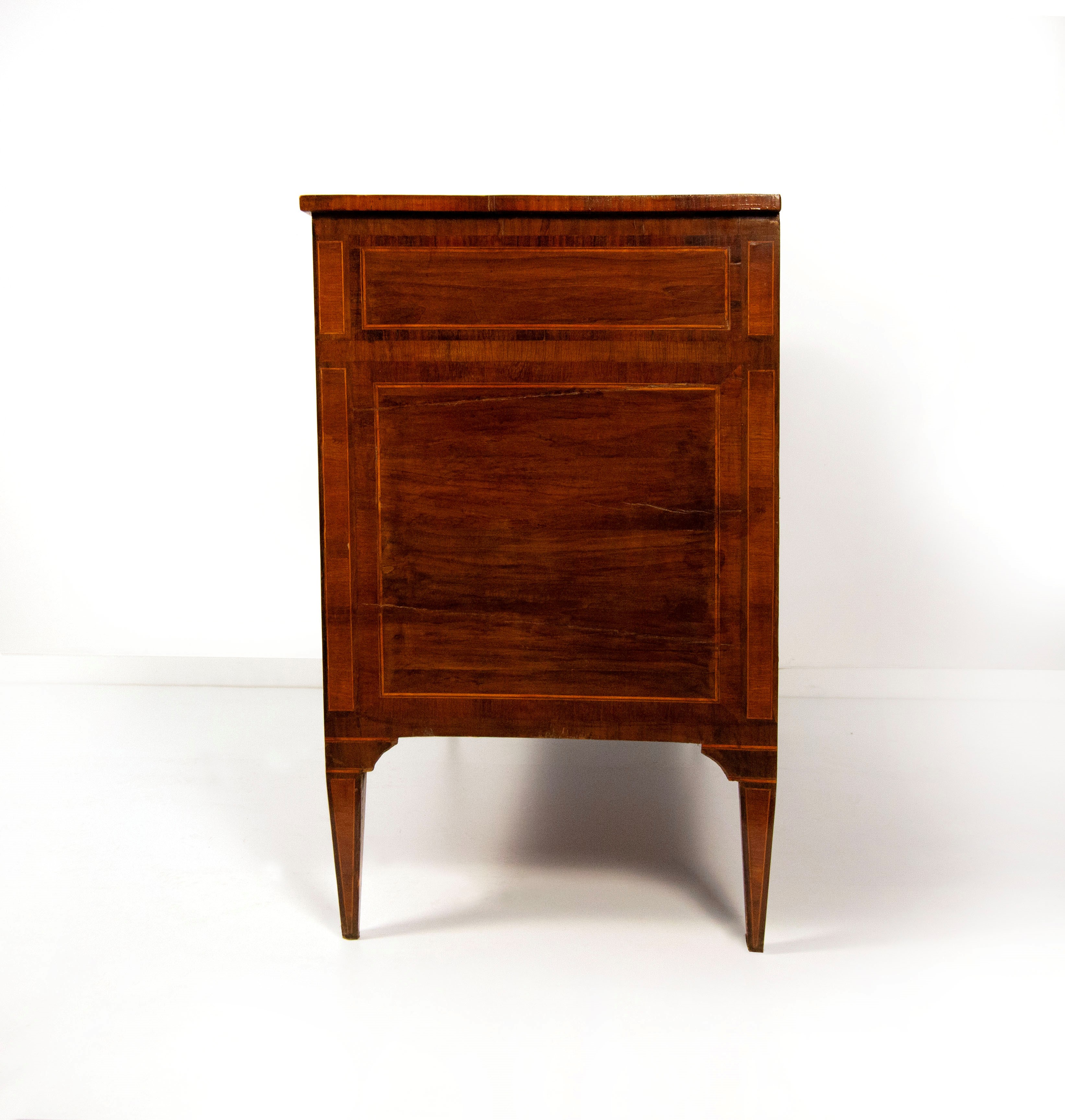 Cassettone lastronato in palissandro, bois de rose, bosso e amaranto e legni diversi