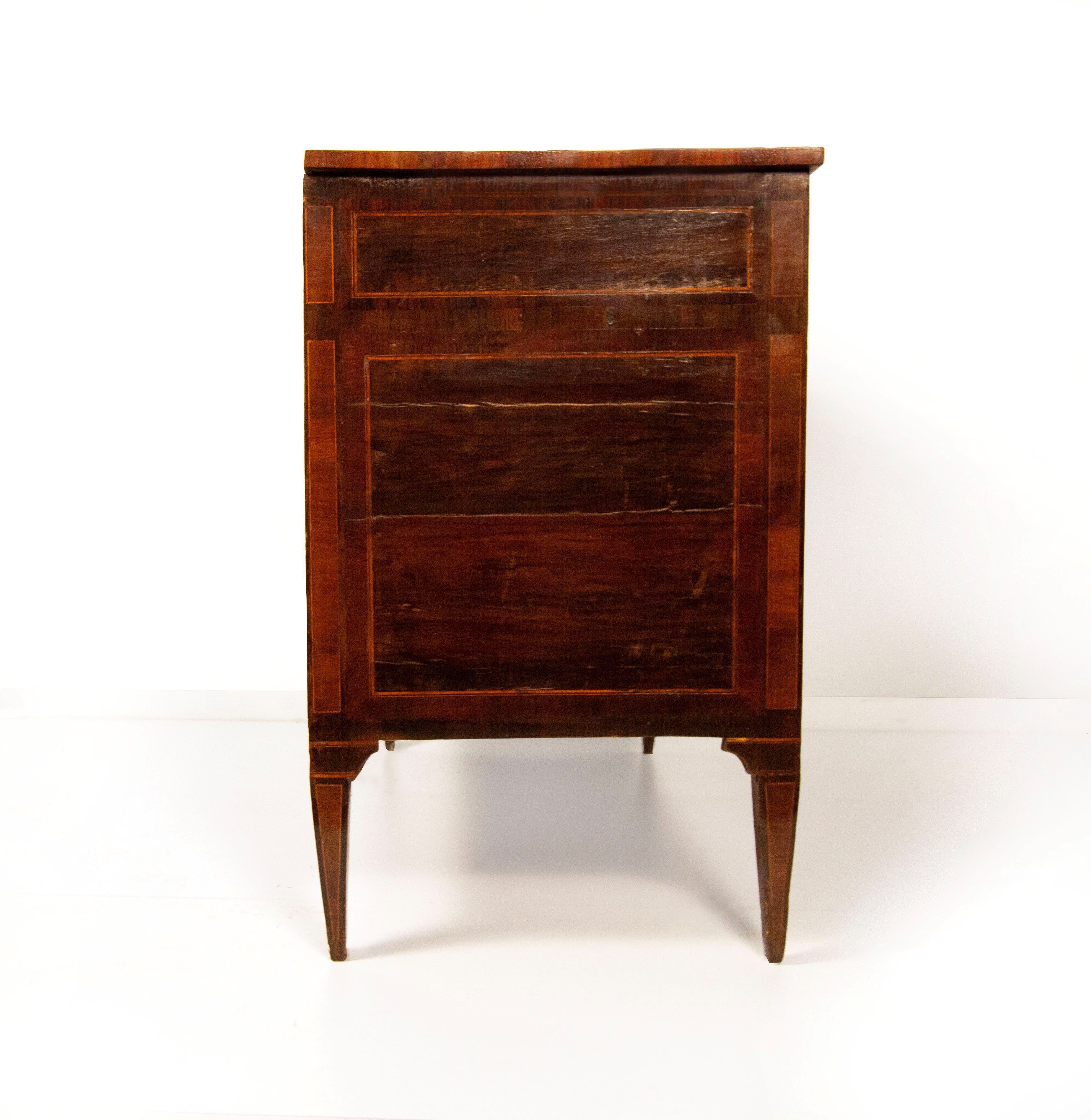 Cassettone lastronato in palissandro, bois de rose, bosso e amaranto e legni diversi