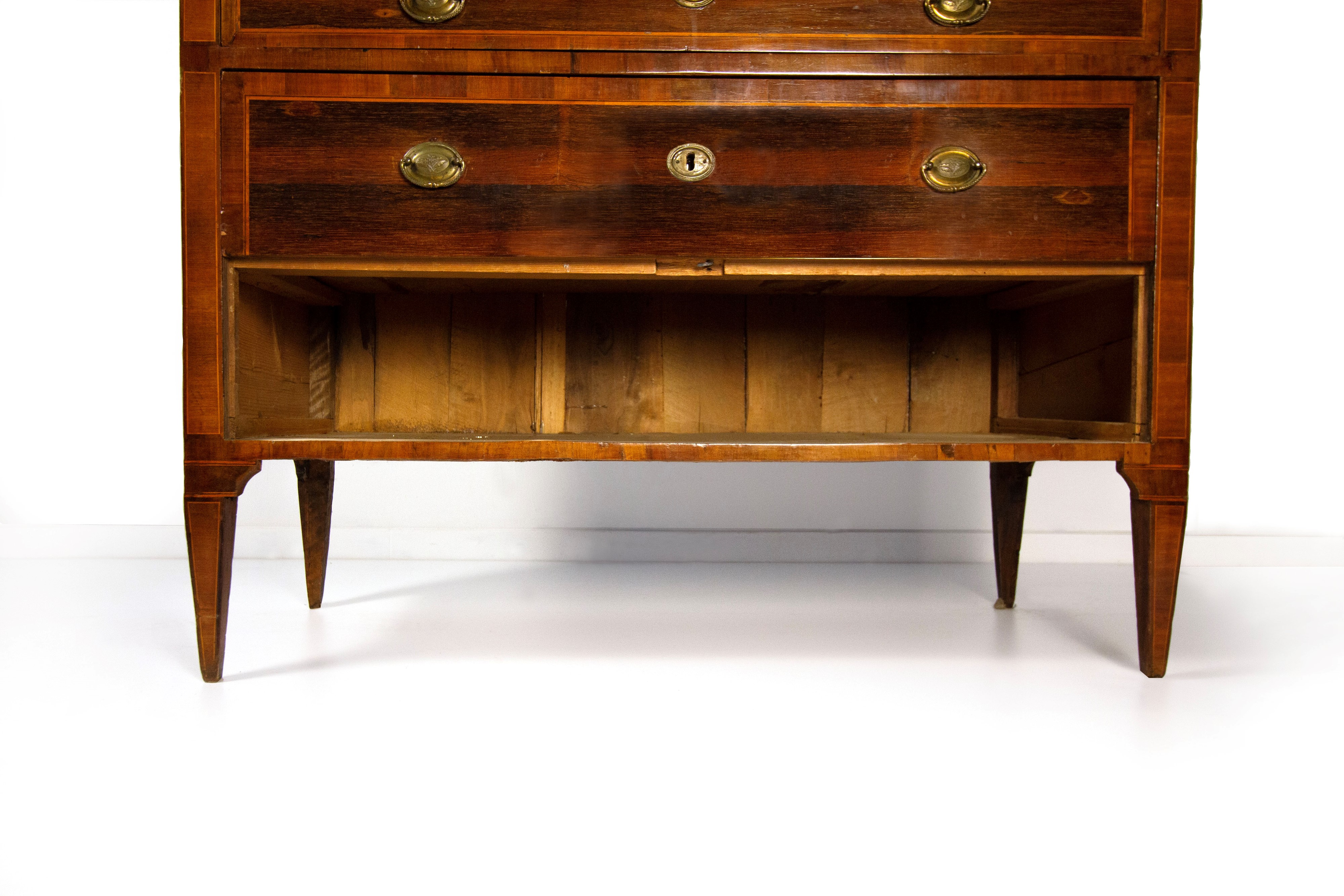 Cassettone lastronato in palissandro, bois de rose, bosso e amaranto e legni diversi