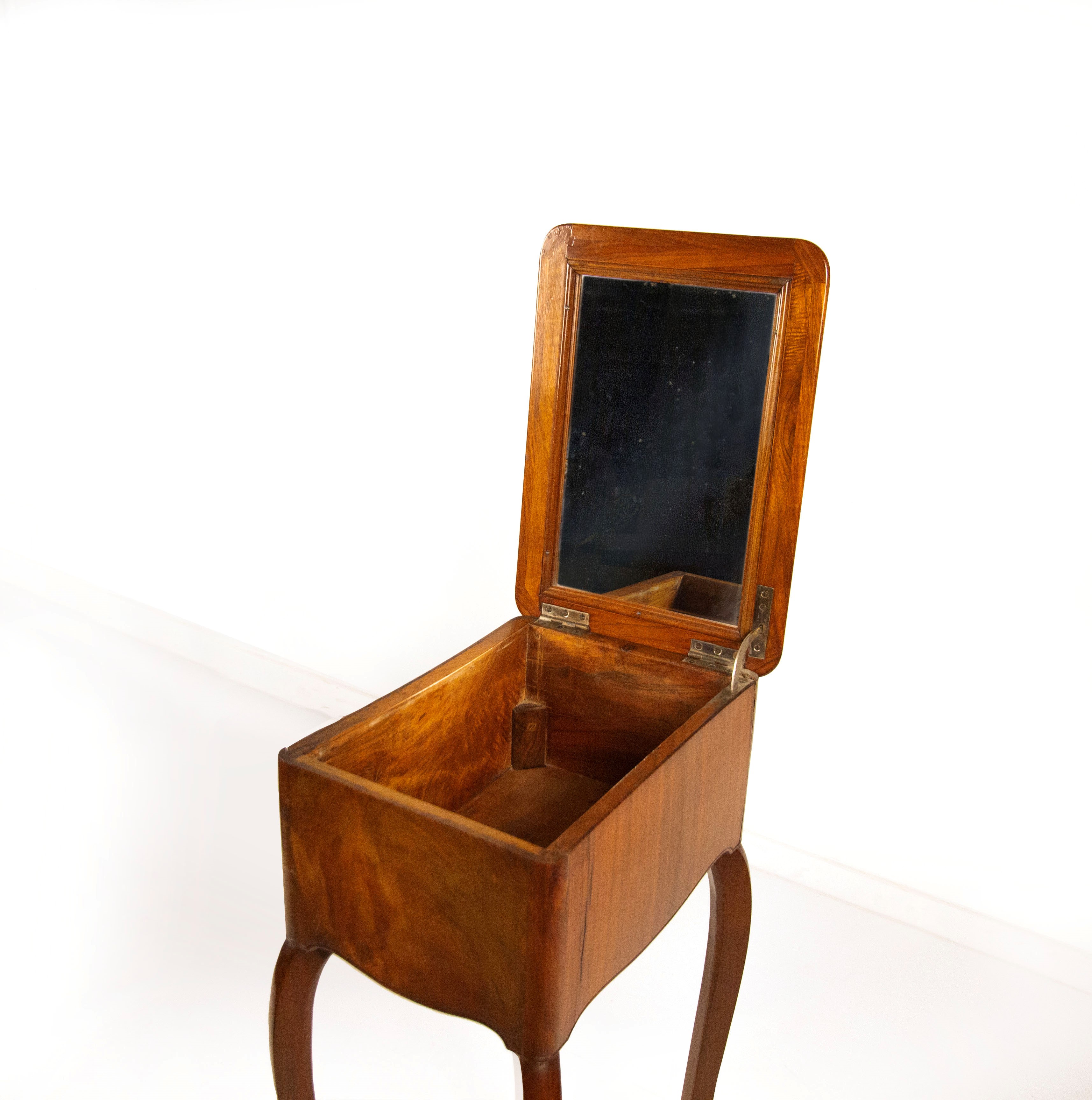 Piccola toilette lastronata in noce