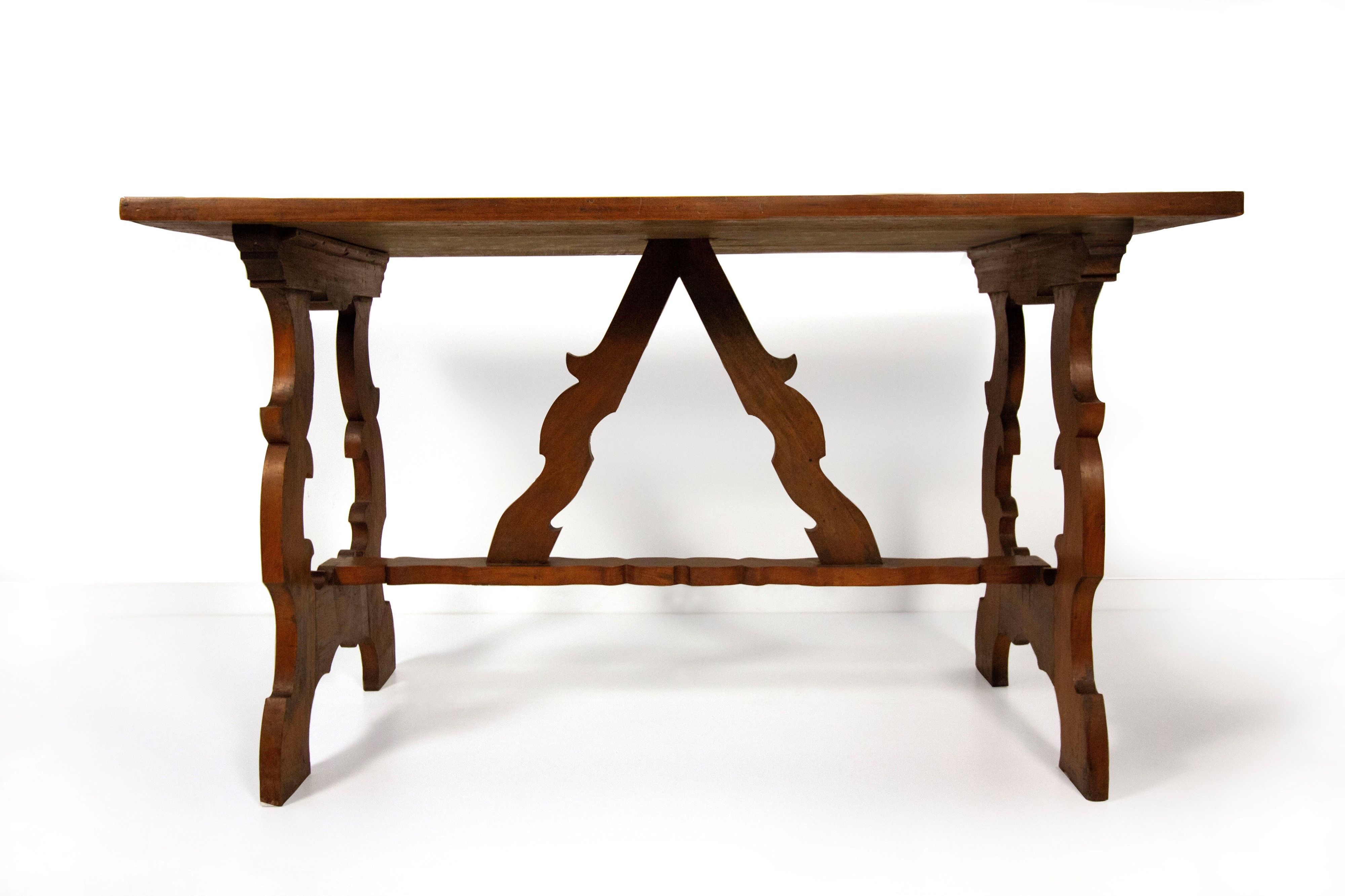 TAVOLO FRATINO IN NOCE, XVIII SECOLO, CON UN CASSETTO SOTTO IL PIANO