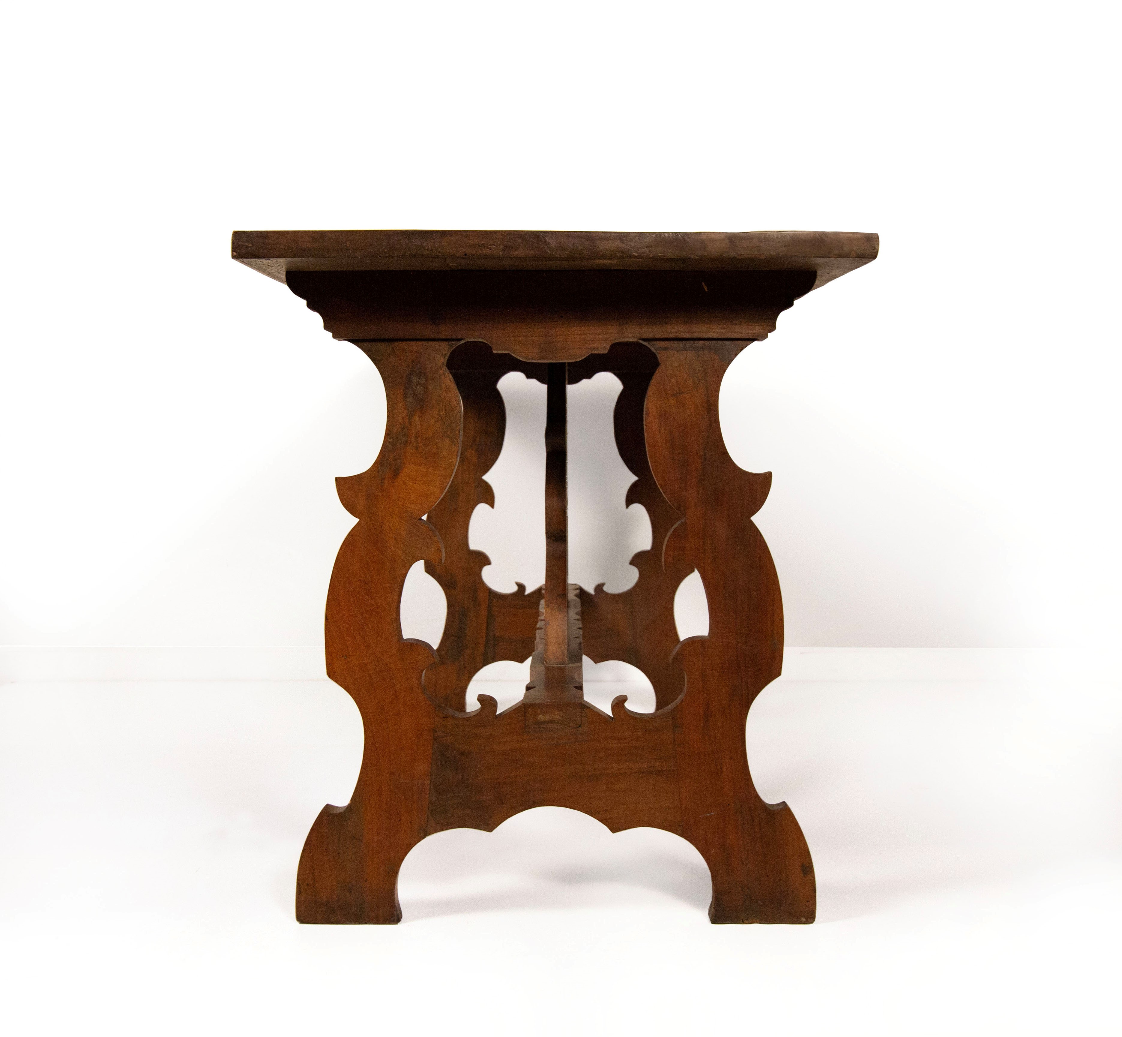 TAVOLO FRATINO IN NOCE, XVIII SECOLO, CON UN CASSETTO SOTTO IL PIANO