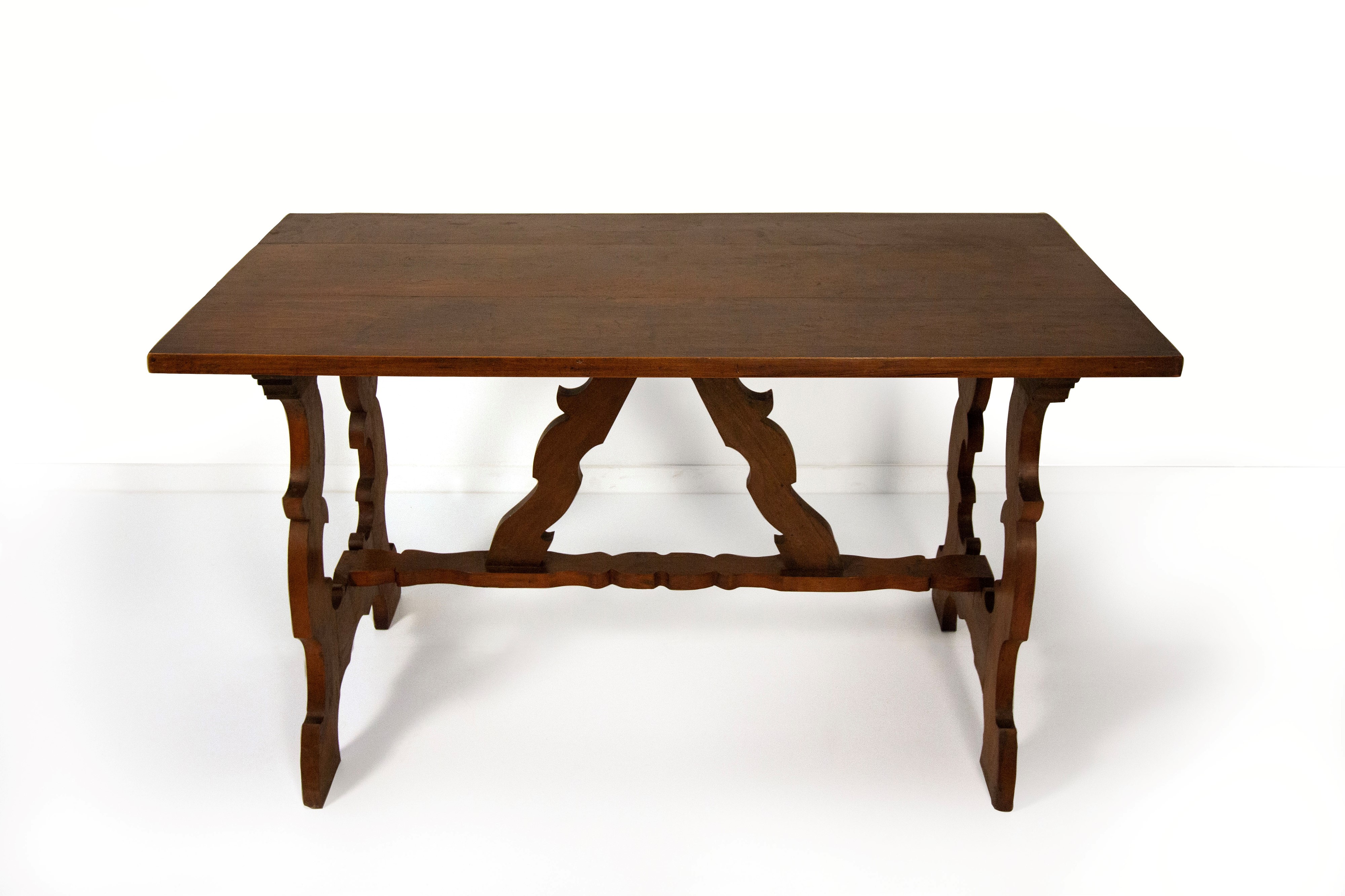 TAVOLO FRATINO IN NOCE, XVIII SECOLO, CON UN CASSETTO SOTTO IL PIANO