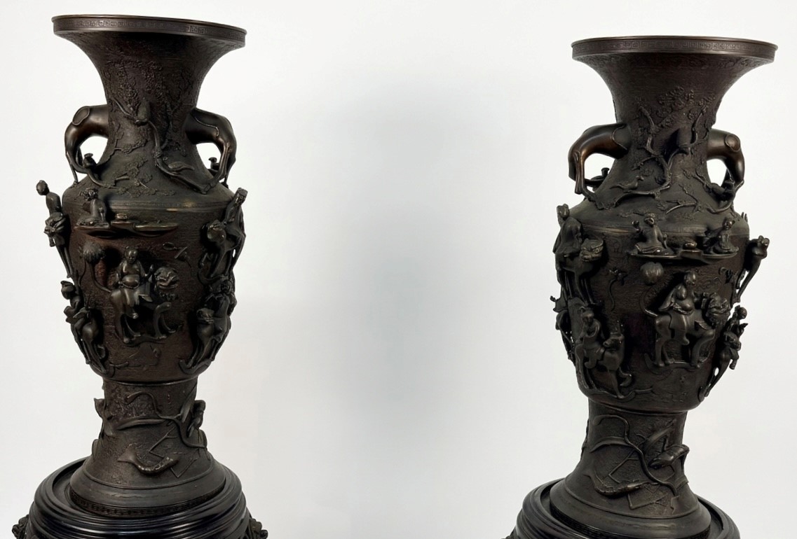 Giappone, Coppia di grandi vasi in bronzo brunito a balaustro