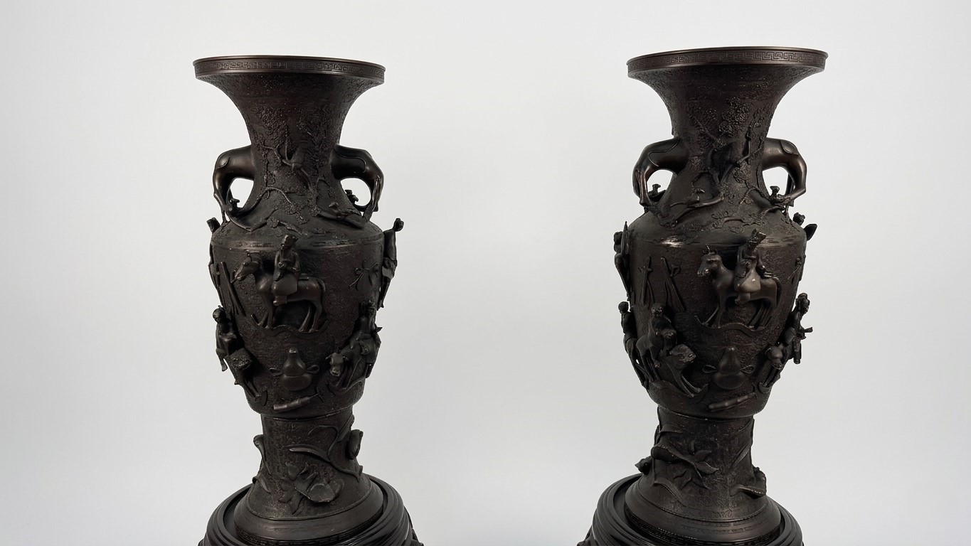 Giappone, Coppia di grandi vasi in bronzo brunito a balaustro