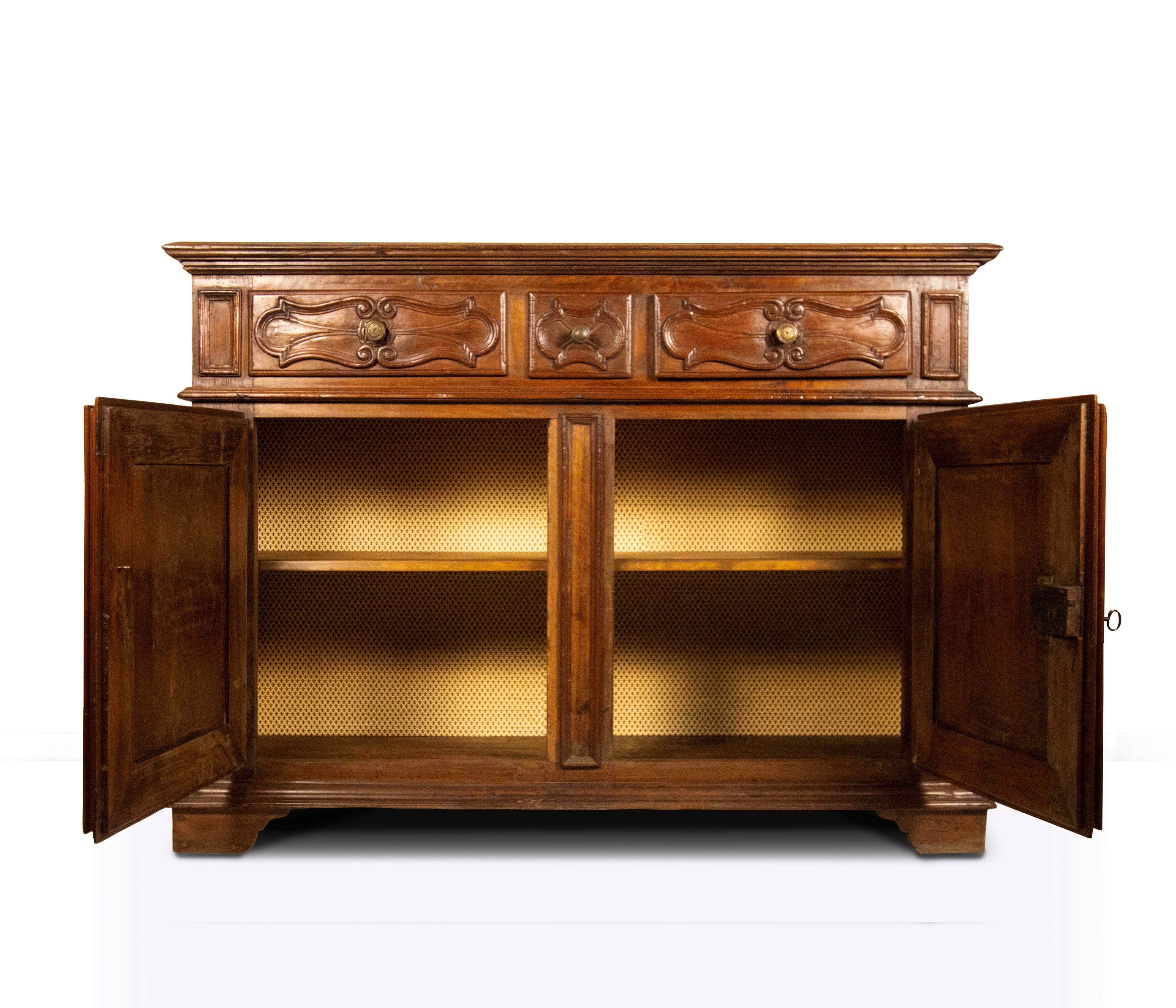 Credenza in noce, Piemonte