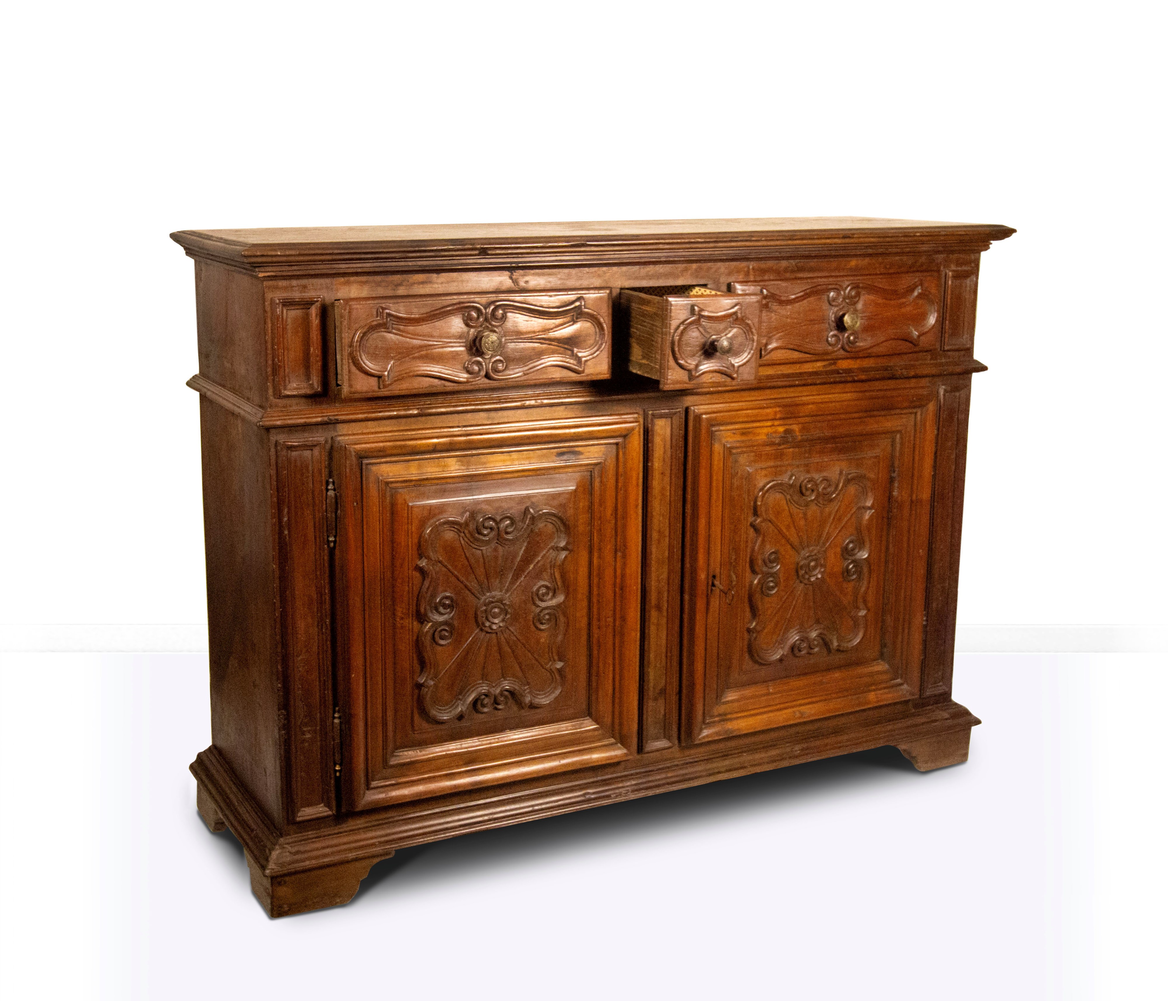 Credenza in noce, Piemonte