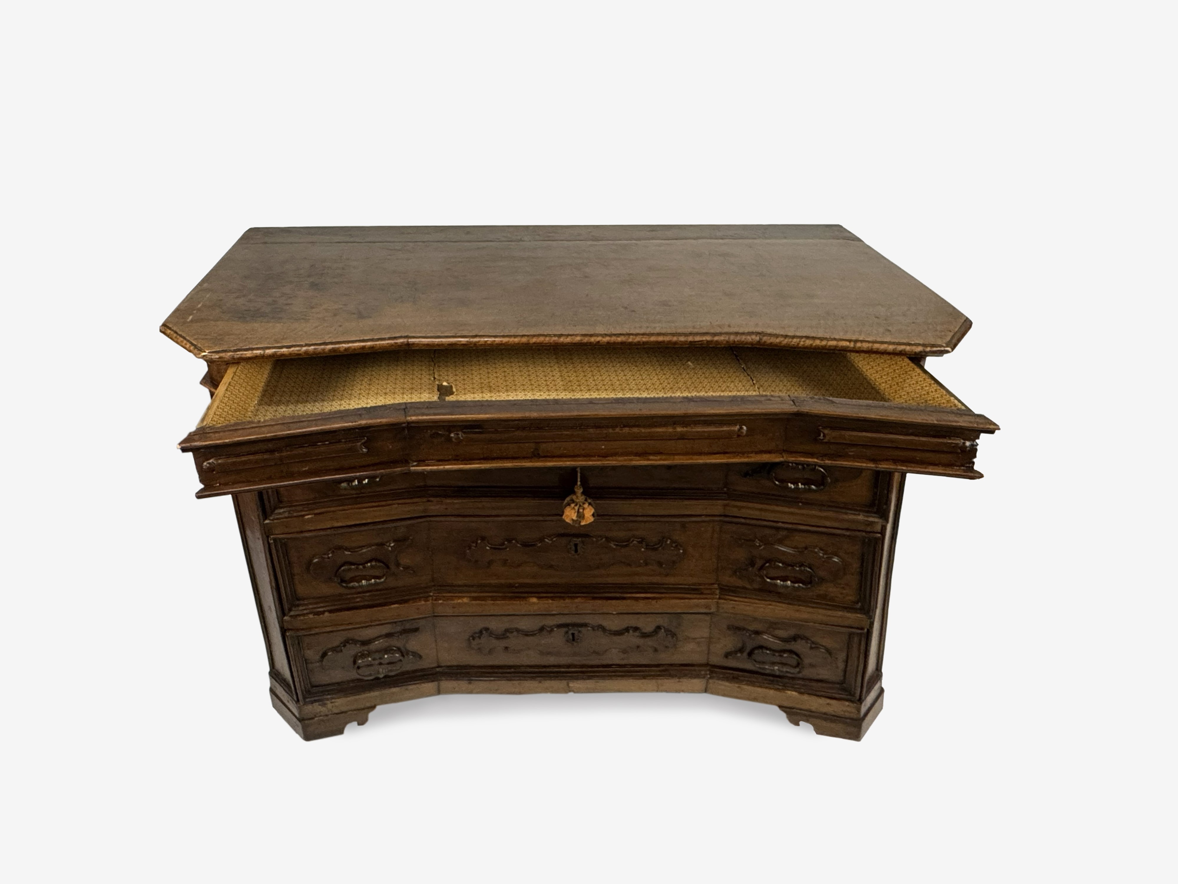 Cassettone in noce, Bergamo