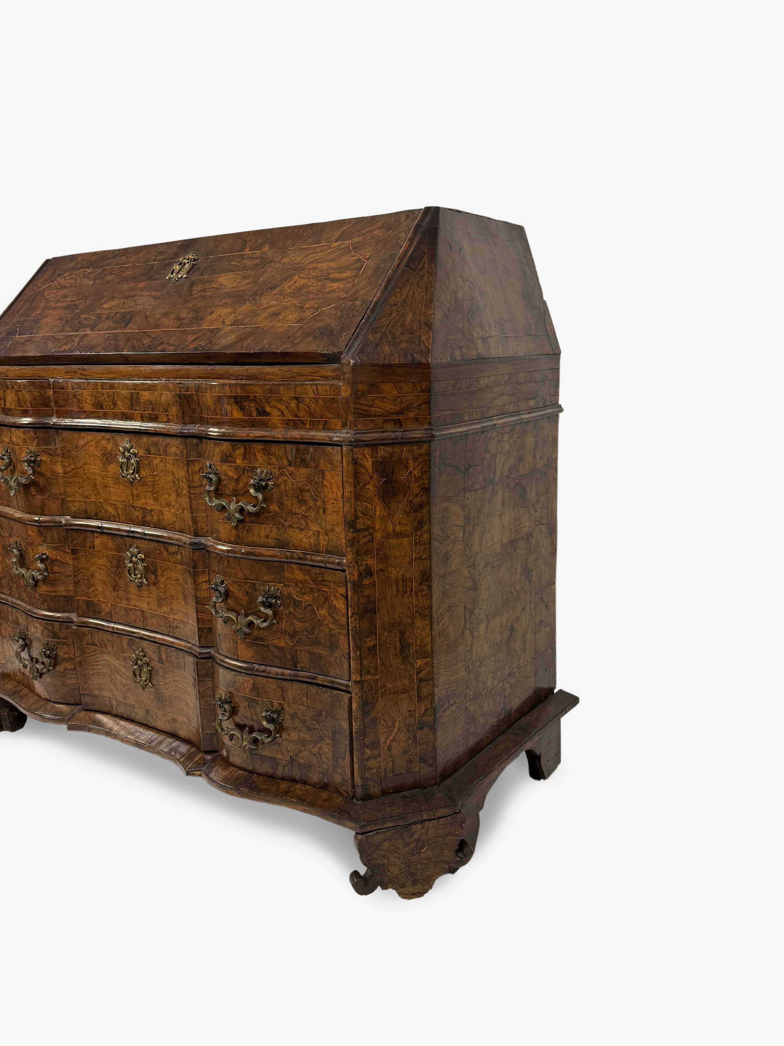 Cassettone a ribalta lastronato in radica di noce, Modena