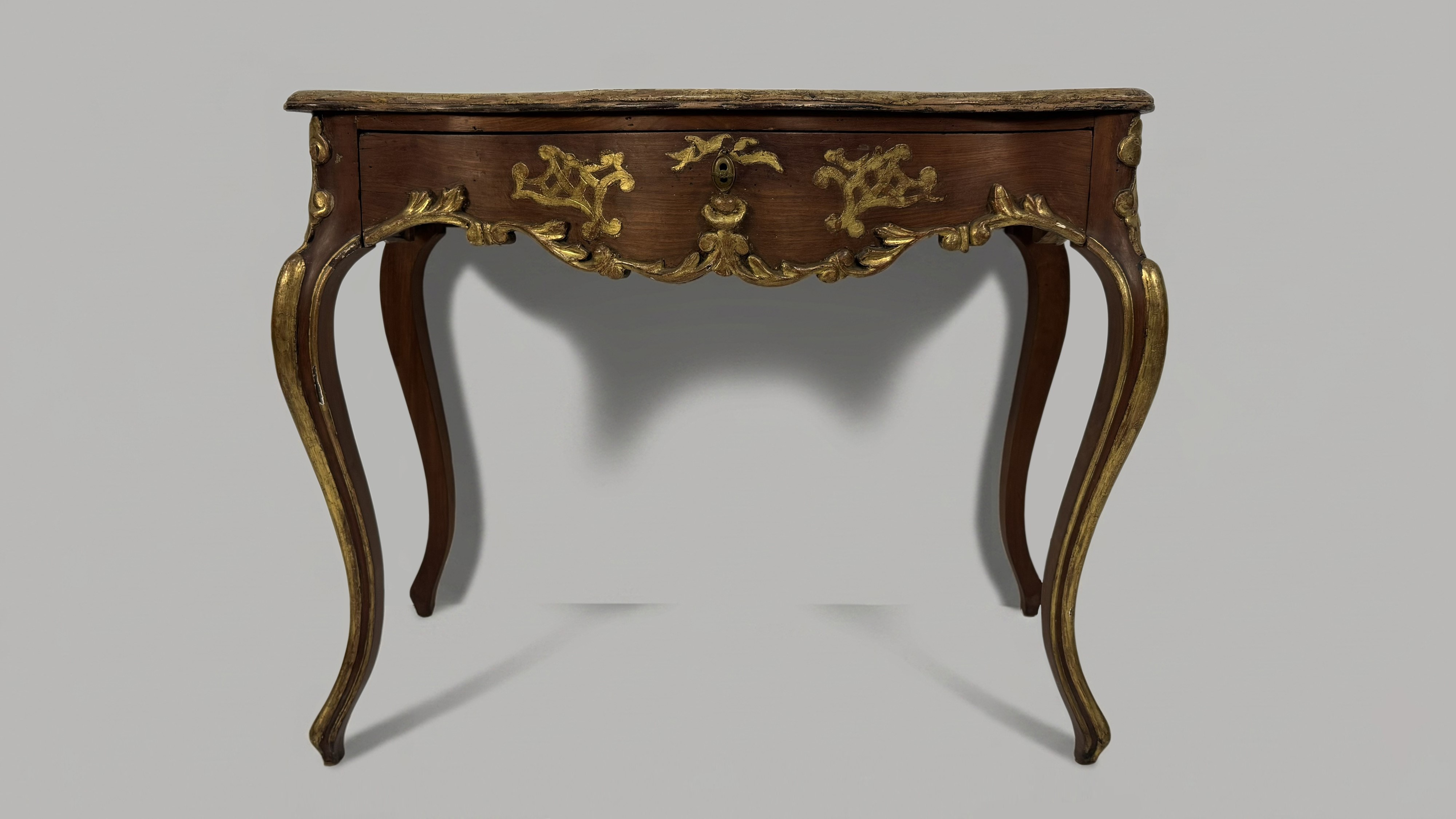 Console in legno laccato con rilievi dorati, XVIII secolo