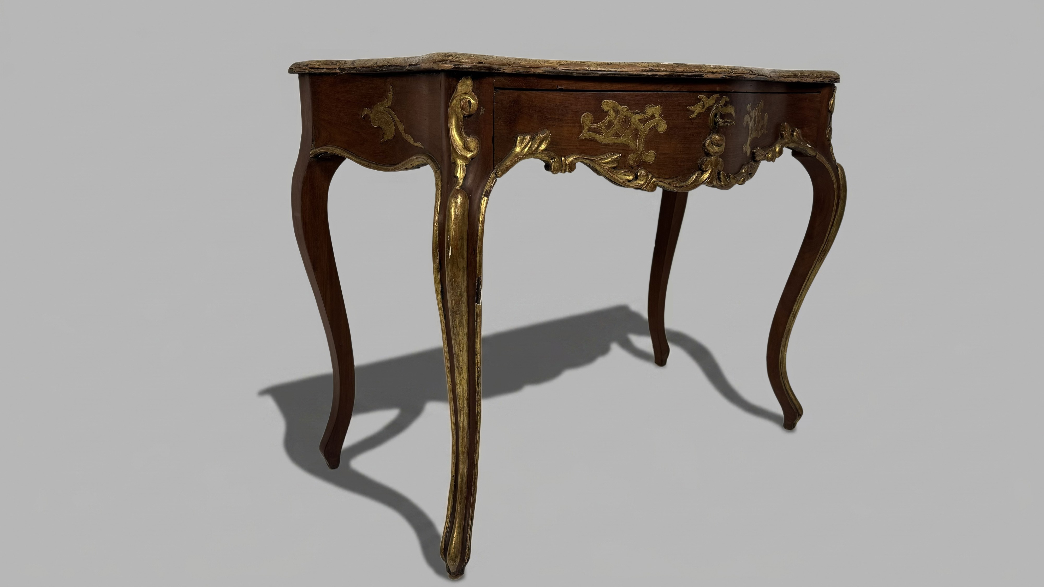 Console in legno laccato con rilievi dorati, XVIII secolo