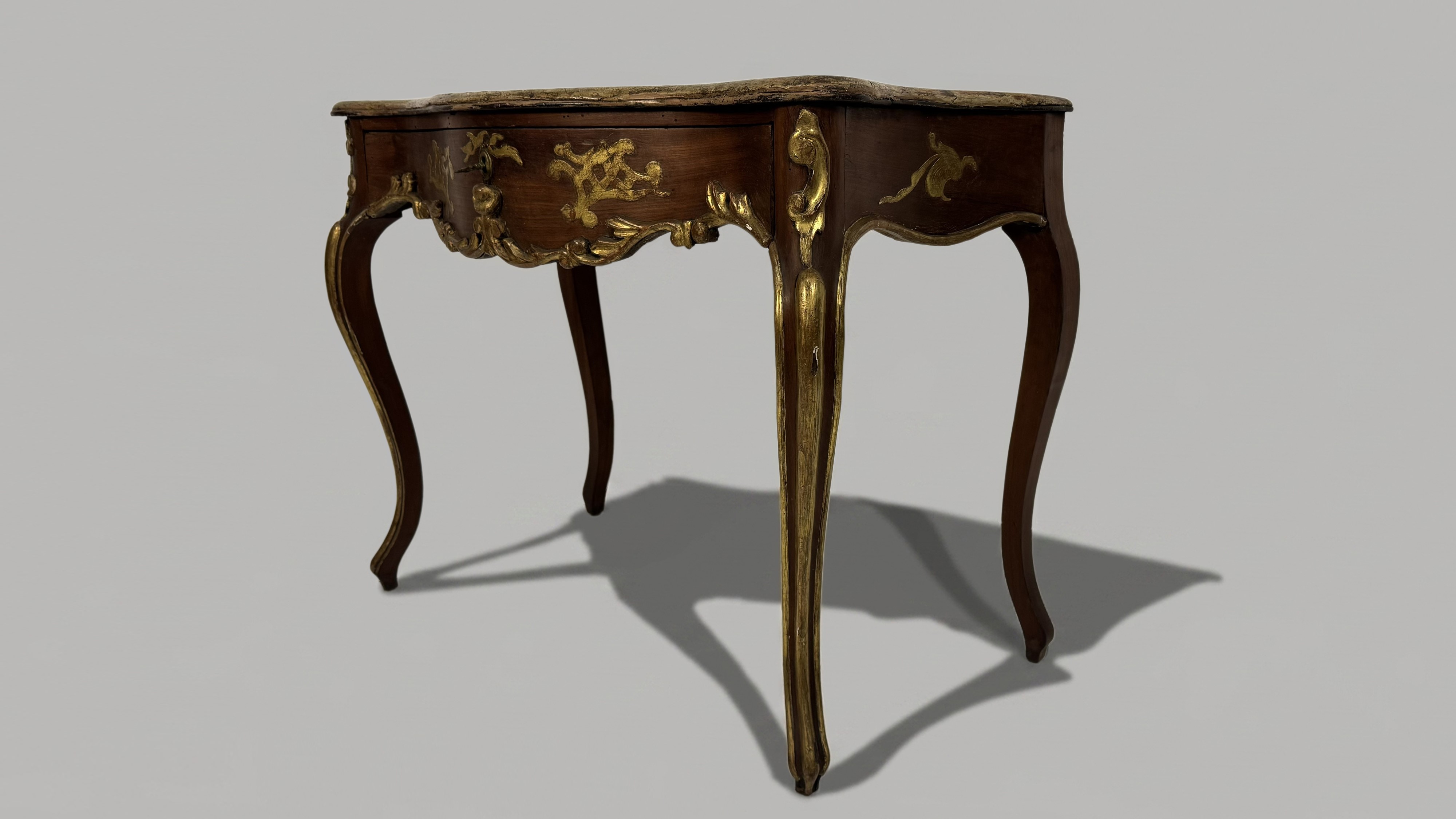 Console in legno laccato con rilievi dorati, XVIII secolo