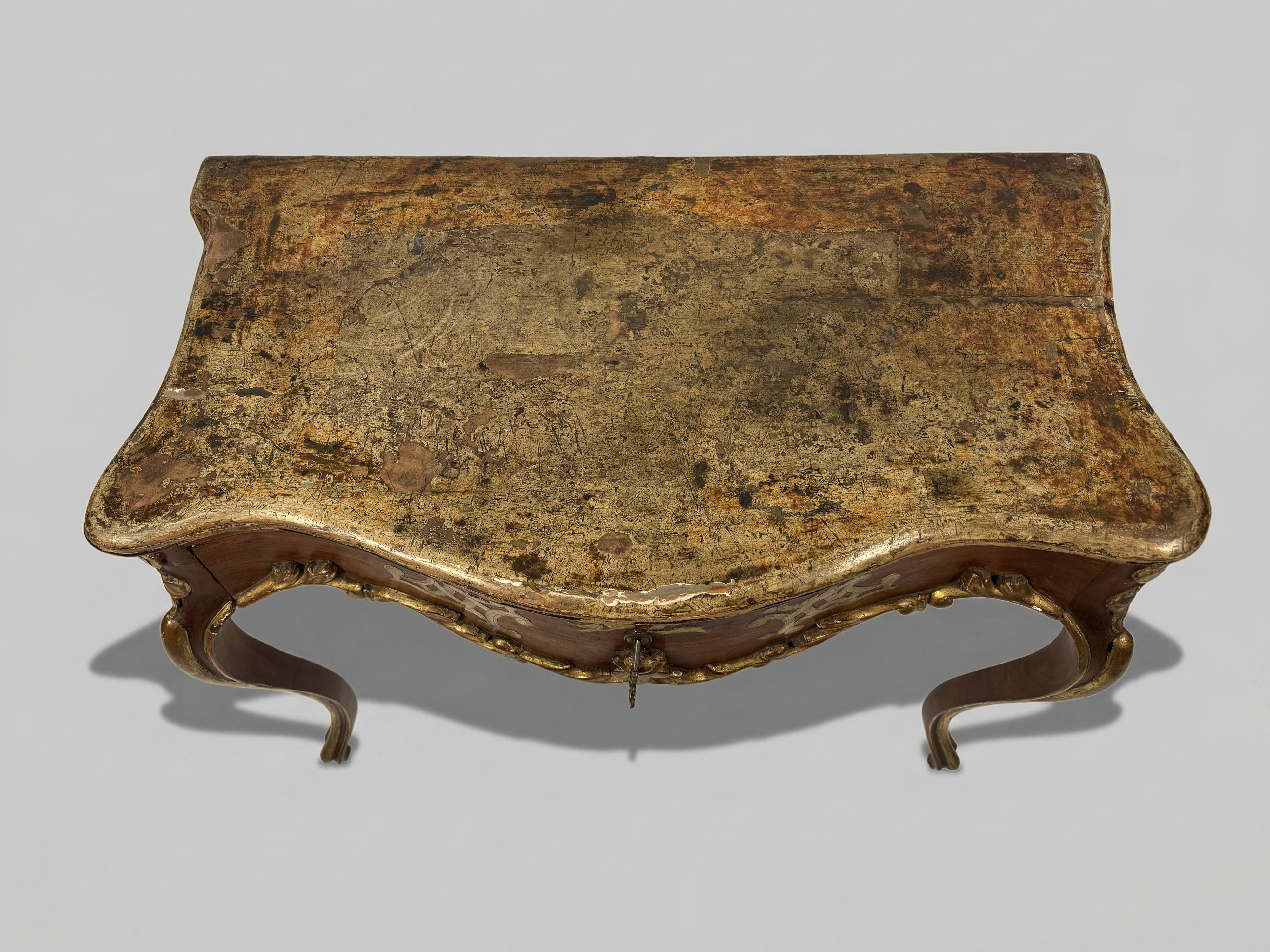 Console in legno laccato con rilievi dorati, XVIII secolo