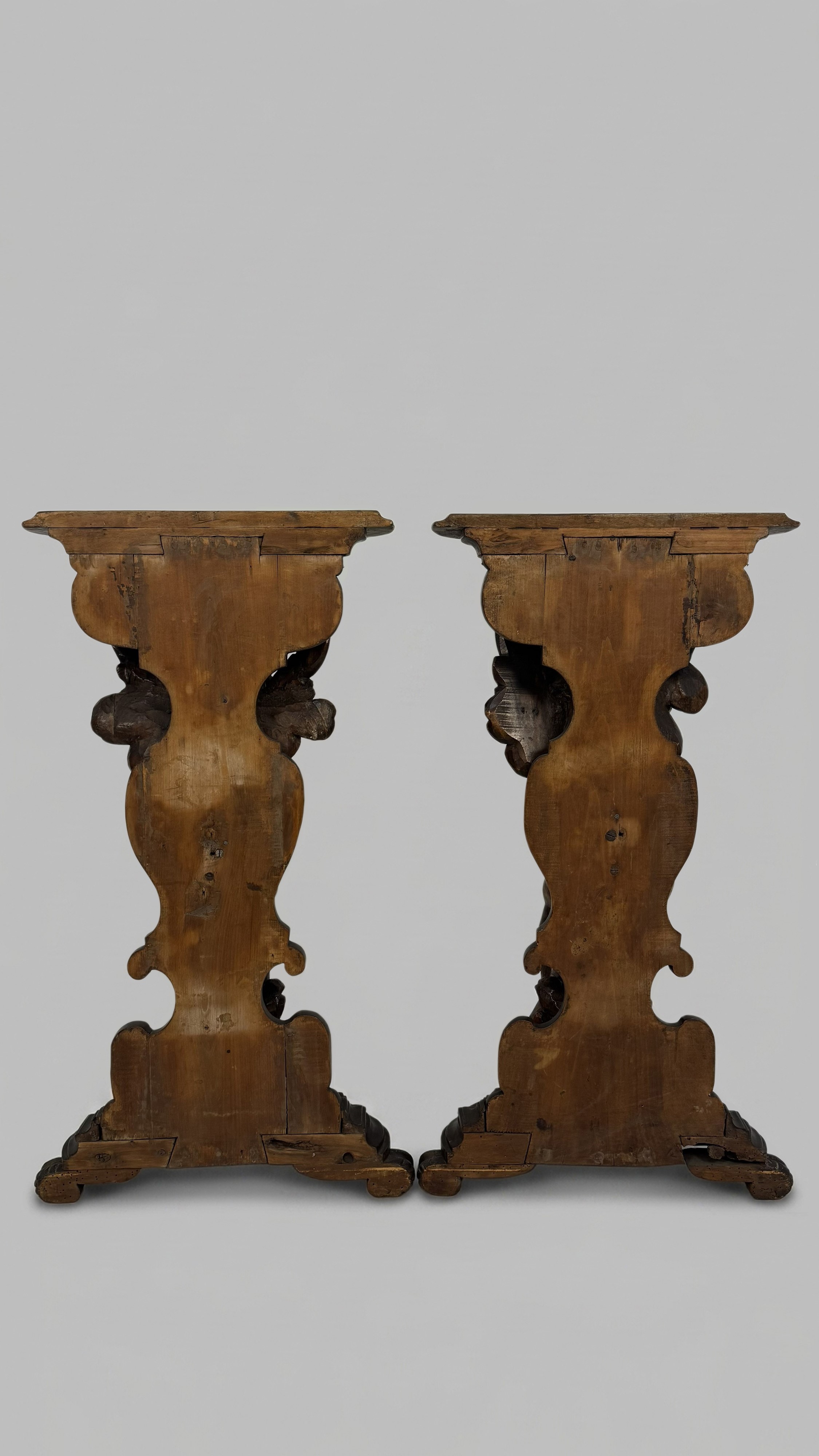 Coppia di gueridon in noce, XVII secolo