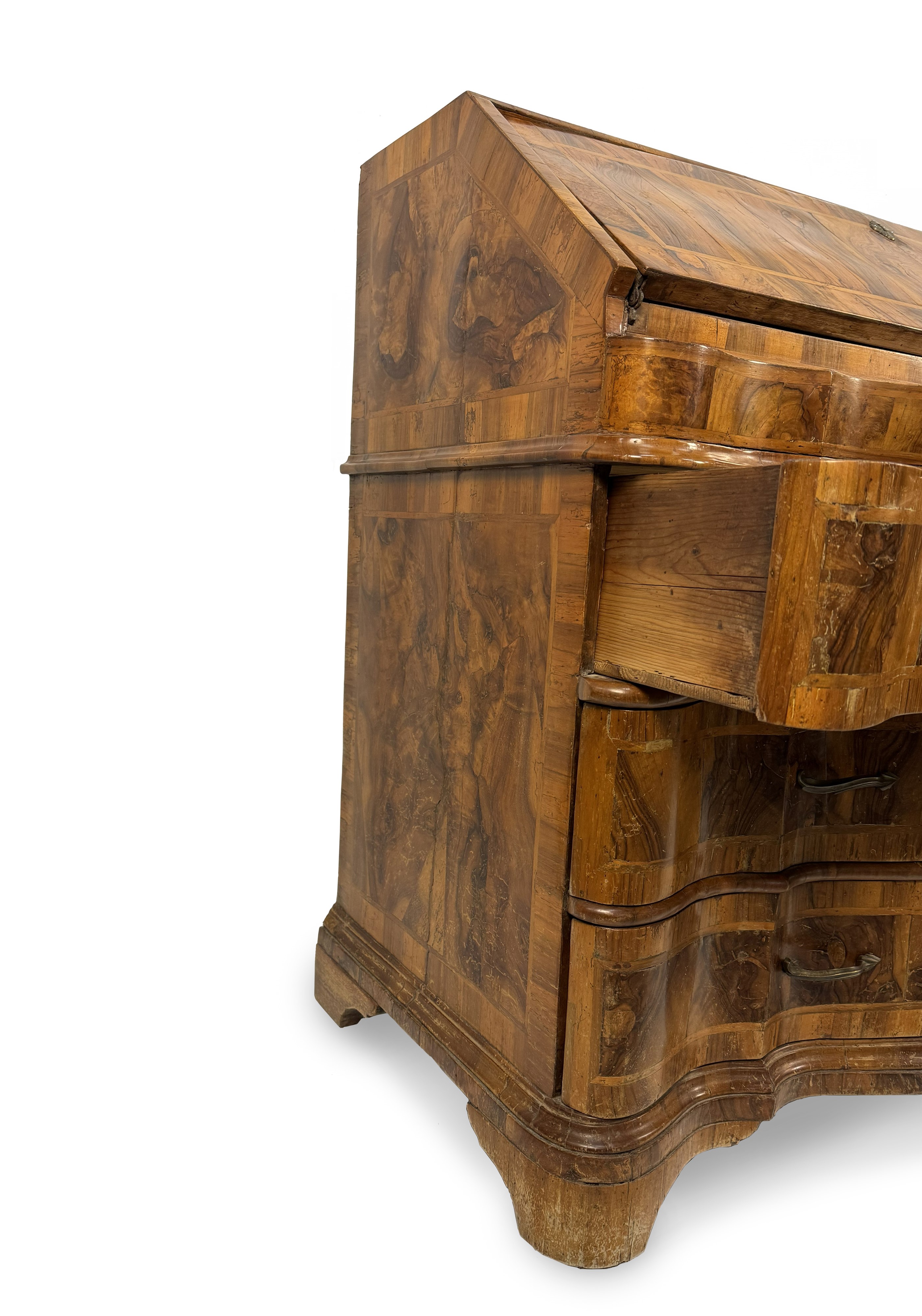 Cassettone a ribalta lastronato in radica di noce, Veneto - Ferrara